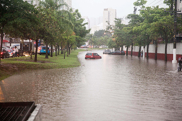 Chuvas voltam a deixar parte de So Paulo em estado de ateno e provoca alagamentos; imagem mostra avenida Engenheiro Alberto de Zagottis