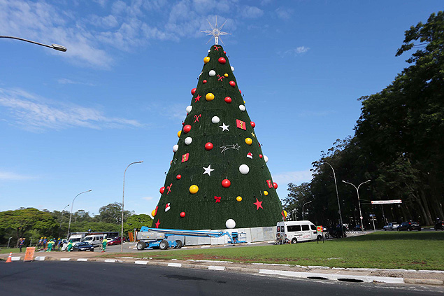 Funcionrio da Eletropaulo fotografa rvore de Natal em frente ao parque Ibirapuera, na zona sul, que ser inaugurada Neste sbado 