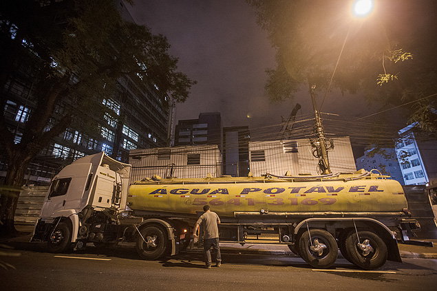 Caminho-pipa usado para entrega de gua potvel na alameda Santos, em So Paulo