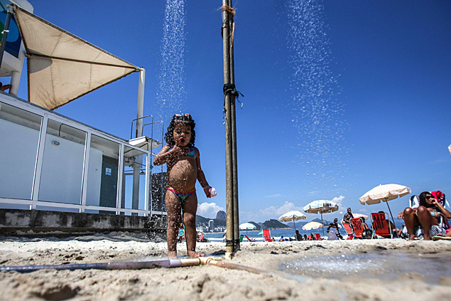 Criana se refresca na praia de Copacabana; sensao trmica chegou a 45C no Rio de Janeiro