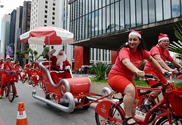 Papai Noel desfila pela avenida Paulista com suas 