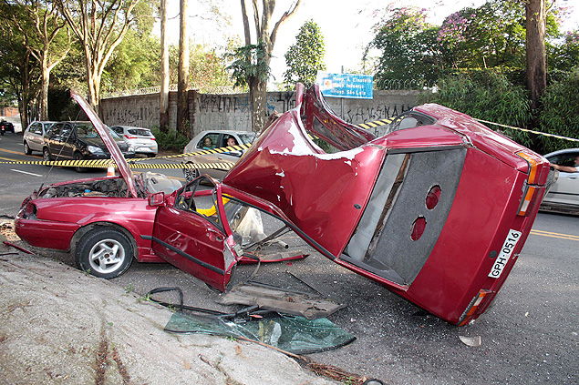 Carro bate contra um poste na avenida Morumbi, em dezembro de 2014