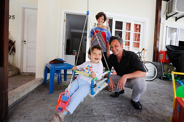 Santiago, 2, brinca com os pais, Elise Guedes e Franco Zampese, que decidiram dividir a guarda do filho após o divórcio