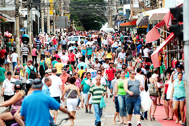 Consumidores circulam pelo calado no centro de Ribeiro Preto