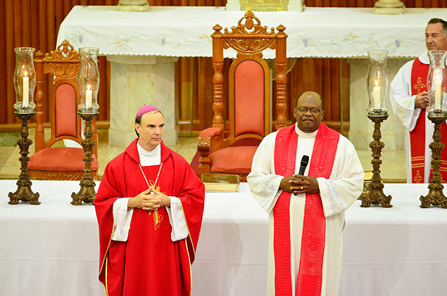 Bispo Luiz Antonio Cipolini e padre Wilson Ramos em missa que acabou em protesto