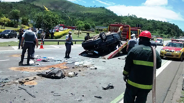 Um acidente grave causou duas mortes na altura do km 56 da rodovia Castello Branco, em So Roque, interior de SP, na manh deste sbado (20)