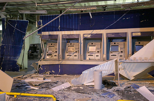 Criminosos explodem caixas eletrnicos em agncia da Caixa Econmica Federal na regio do Jaan, zona norte de So Paulo