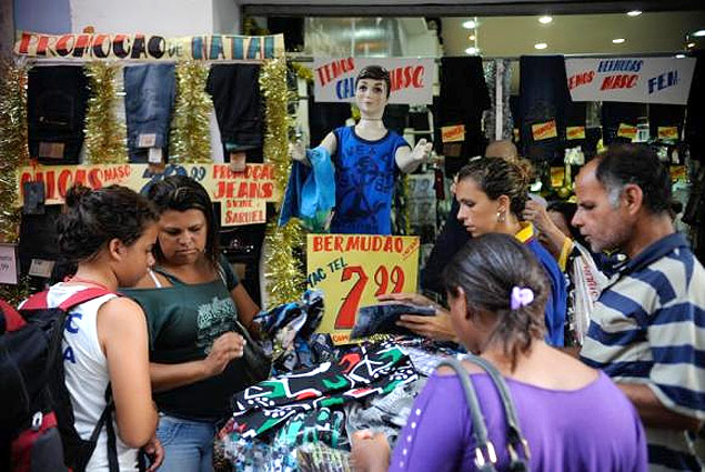 Consumidores vo s compras no maior centro comercial popular do Rio 