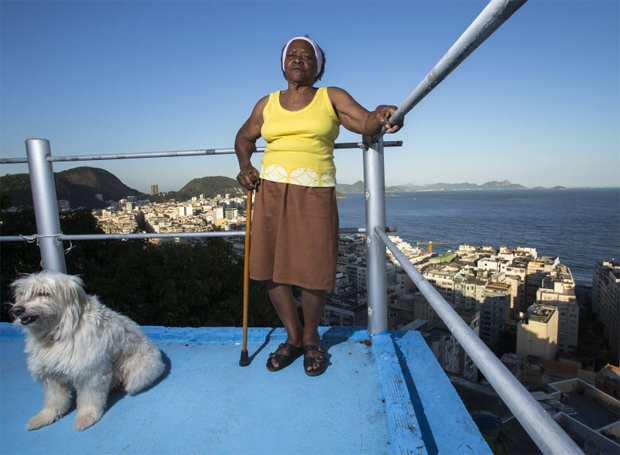 Azelina Viana dos Santos, 81, que faz festas de Ano-novo em sua laje no morro do Pavo-Pavozinho, na zona sul do Rio