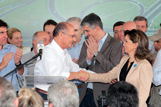A prefeita de Ribeiro Preto, Drcy Vera (PSD), cumprimenta o governador Geraldo Alckmin (PSDB)