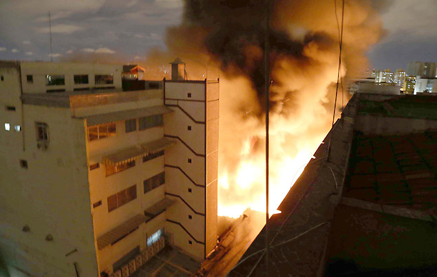 Incndio de grandes propores atinge Shopping 25 Brs, na regio central de So Paulo