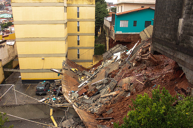 Muro de condomínio cai e atinge carros estacionados; ninguém ficou ferido