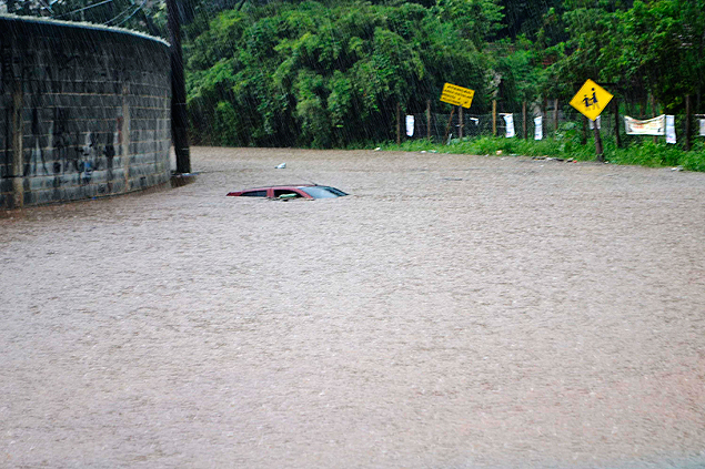 Carro preso em alagamento na av. Sezefredo Fagundes, zona Norte de SP, após as chuvas desta quinta (25)
