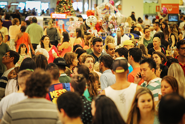 SAO PAULO, SP, BRASIL, 26-12-2014 - DIA DE TROCAS DE NATAL - Movimentacao nos corredores do shopping Center Norte para a troca de natal. (Foto: Ronny Santos/Folhapress), AGO-GRANA ***EXCLUSIVO AGORA *** EMBARGADA PARA VEICULOS ONLINE *** UOL E FOLHA.COM CONSULTAR FOTOGRAFIA DO AGORA *** FOLHAPRESS CONSULTA FOTOGRAFIA AGORA *** FONES 3224 2169 * 3224 3342 ***