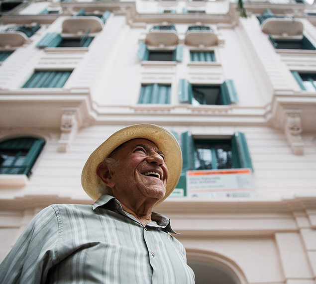 O cantor Roberto Luna, 85, que fez sucesso em 1950, em sua nova casa, no centro de SP