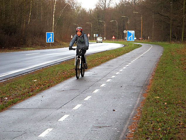 Ciclista na C95, um dos trechos j prontos da rede de estradas para bicicletas na Dinamarca; extenso ser de 467 km