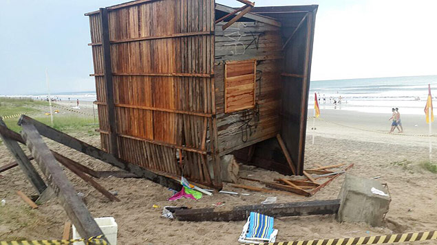 Posto salva-vidas derrubado por ventania em Praia de Leste (PR) 