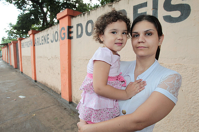 Ana Paula Pereira Sabia, 26, espera por vaga para a filha Ana Laura, de 3 anos e 8 meses