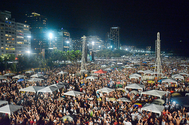 Publico lota as areais de Copacabana durante R�veillon de 2014