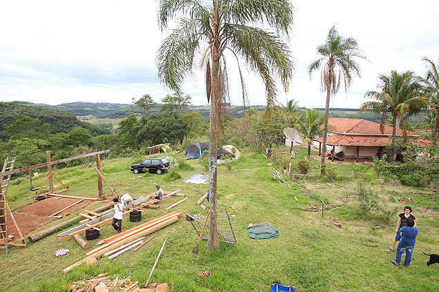 Moradores da comunidade Tib, em So Carlos, constroem casa ao lado da sede da fazenda