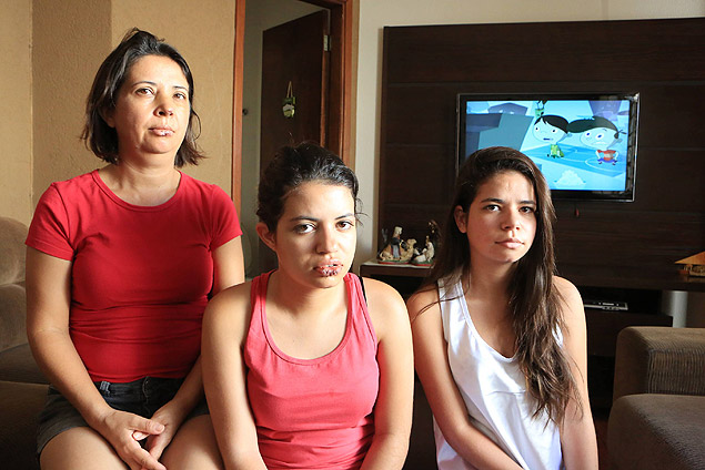  esquerda, a contadora Jovanete e as filhas Milena (direita) e Marina, atingidas por raio