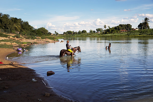 Moradores de Cabrob, Pernambuco, lavam seus cavalos no rio So Francisco, que recebeu menor valor em investimentos desde 2007
