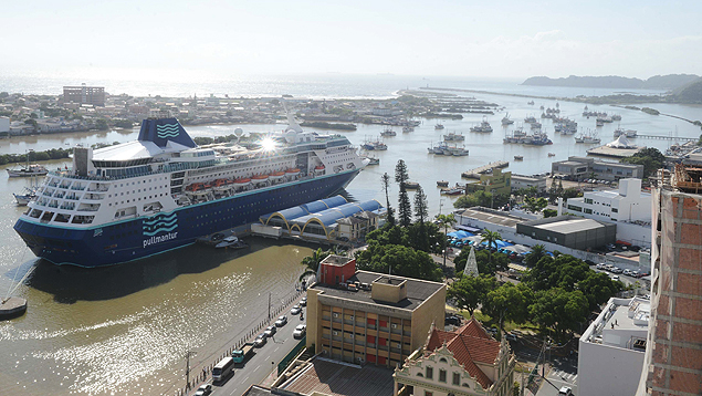 Protesto de pescadores impede que um navio de cruzeiro deixe o Complexo Porturio de Itaja