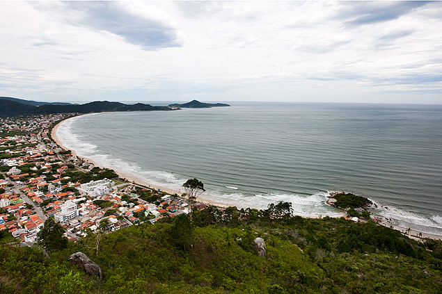 Vista panormica da praia de Canto Grande, em Bombinhas, litoral de Santa Catarina