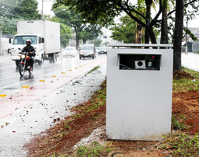Radar mvel na avenida Vereador Abel Ferreira; vidro que protege a cmera foi quebrado