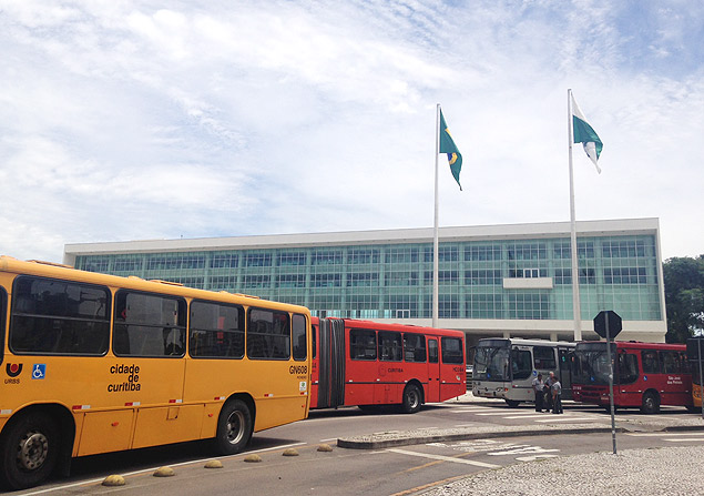 nibus fecham rua  sede do governo do Paran, em paralisao dos motoristas de Curitiba 