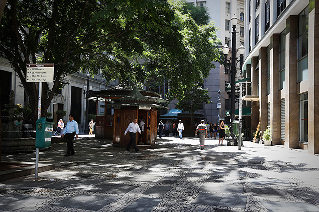 Vista da praça Antônio Prado a partir do alto da avenida São João, em 1914 e em 2015