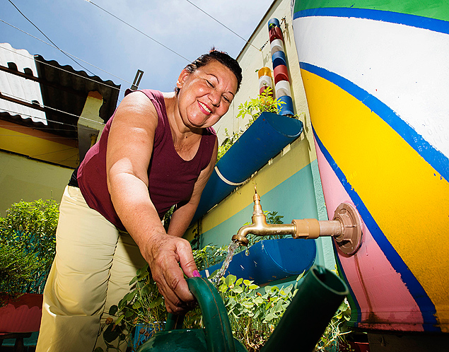 Para driblar a crise, Terezinha Camargo da Silva, 59, fez uma cisterna para armazenar 200 litros de gua em seu quintal. 