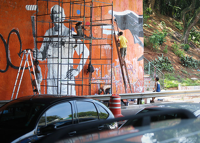 Grafiteiros trabalham na avenida 23 de Maio e trnsito fica congestionado por conta do bloqueio de uma das faixas