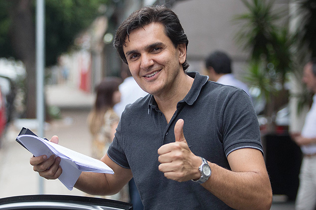 O deputado Gabriel Chalita (PMDB) deixa restaurante na rua 13 de Maio, em So Paulo, aps almoo com vereadores do partido