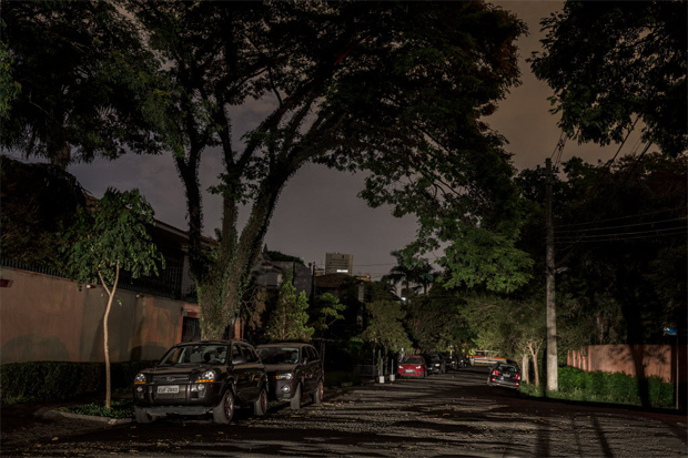 Aps chuva, falta de luz atinge rua Cuba, no Jardim Amrica, na zona sul de So Paulo