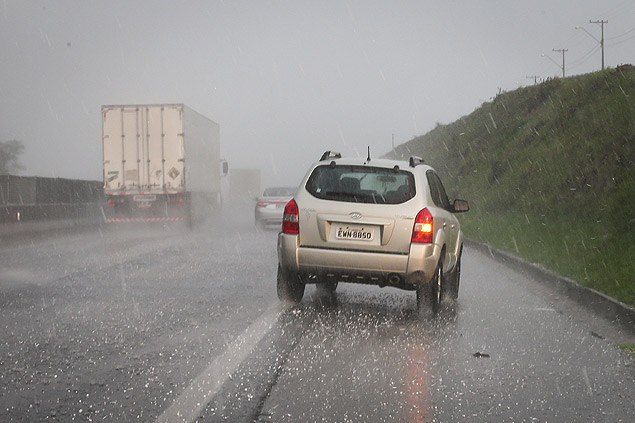 Chuva de granizo atinge a rodovia Anhanguera, na altura de Jundia