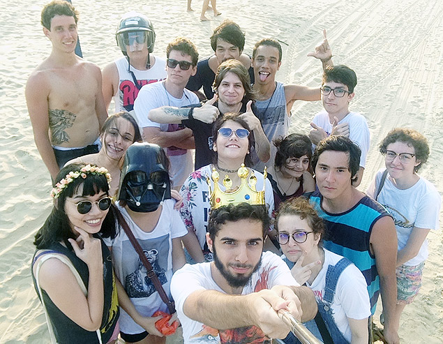 Criador do evento, o designer Matheus Dias, 19, faz autorretrato com amigos em praia de Santos