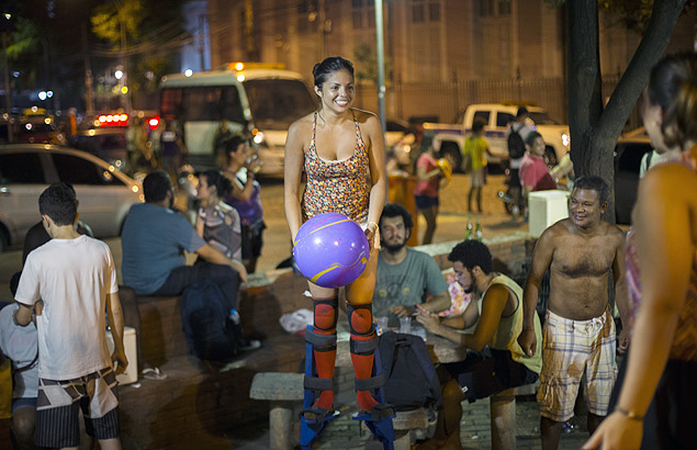 Aluna faz aula de perna de pau na praa So Salvador, no Rio, em ensaio para o Carnaval