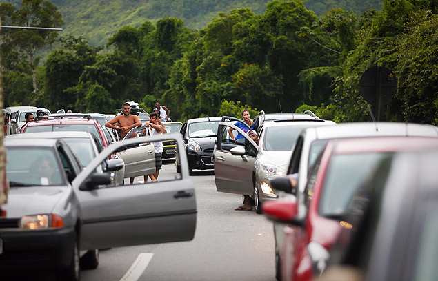 Carros parados na rodovia Rio-Santos, no sentido So Paulo