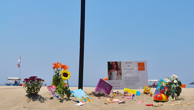 ONG Rio de Paz coloca uma cruz na praia de Copacabana em ato contra a morte de crianas por bala perdida