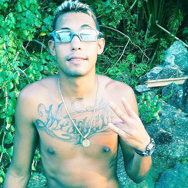 Cantor de funk Vitor Mesquita, MC Vitinho, 22, morto com dois tiros por policiais militares 