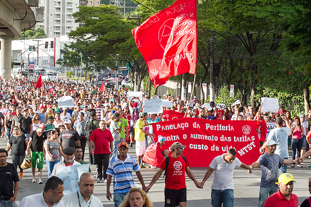 Grupo de sem-teto faz passeata at o terminal Joo Dias contra o aumento das tarifas em So Paulo