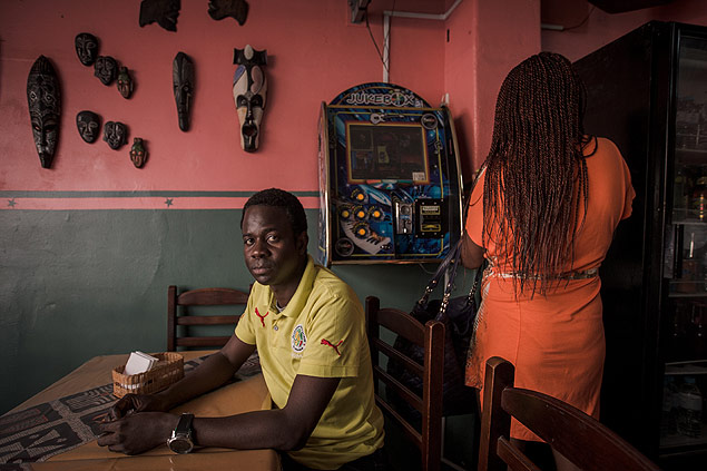 Massar Sarr, 42, imigrante senegals, no restaurante Biyou'Z, no centro de SP