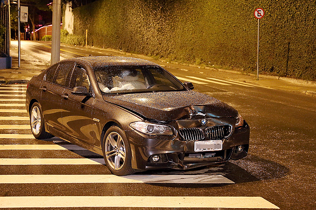 Bandidos roubam BMW e durante a fuga batem em uma Land Rover e em uma Mercedes