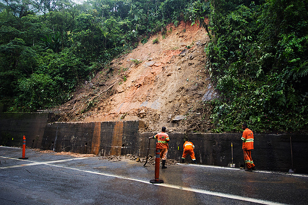 Queda de barreira interdita trecho da rodovia Anchieta, rumo ao litoral paulista