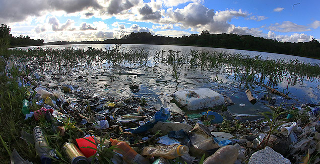 Lixo acumulado na represa Billings, na Grande So Paulo