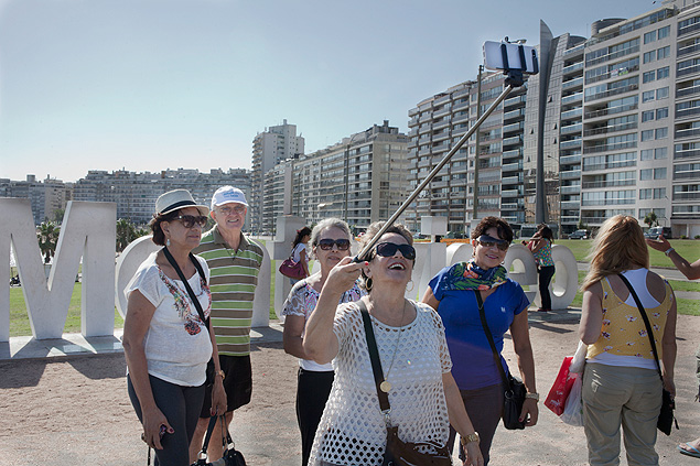 Turistas brasileiros tiram foto no centro de Montevidu, no Uruguai; roubos e furtos a visitantes aumentaram no pas