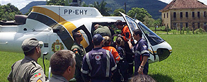 Helicóptero que socorreu grupo atacado por abelhas (Cid Martins/Agência RBS/Folhapress) Helicóptero que socorreu grupo atacado por abelhas (Cid Martins/Agência RBS/Folhapress)