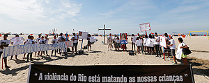 Protesto na praia de Copacabana contra recentes mortes por bala perdida (Sergio Moraes/Reuters) Protesto na praia de Copacabana contra recentes mortes por bala perdida (Sergio Moraes/Reuters)