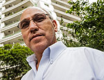 O síndico José Marques; prédio fica sem água após as 14h (Eduardo Anizelli/Folhapress) O síndico José Marques; prédio fica sem água após as 14h (Eduardo Anizelli/Folhapress)